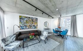 Smile Apartments Art Collection Stein